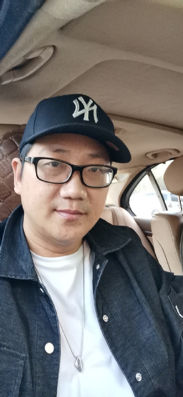 拥抱幸福的第一张照片--宁德婚介网